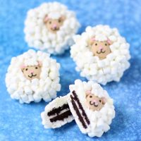 将Oreo饼干浸入白巧克力中，然后将许多小棉花糖和糖狗万官网果羊头扔掉。这些奥利奥绵羊是完美的复活节零食。