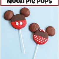轻松的Minnie和Mickey Mouse零食，用儿童的月亮派制成！您的小迪士尼粉丝会喜欢这个！