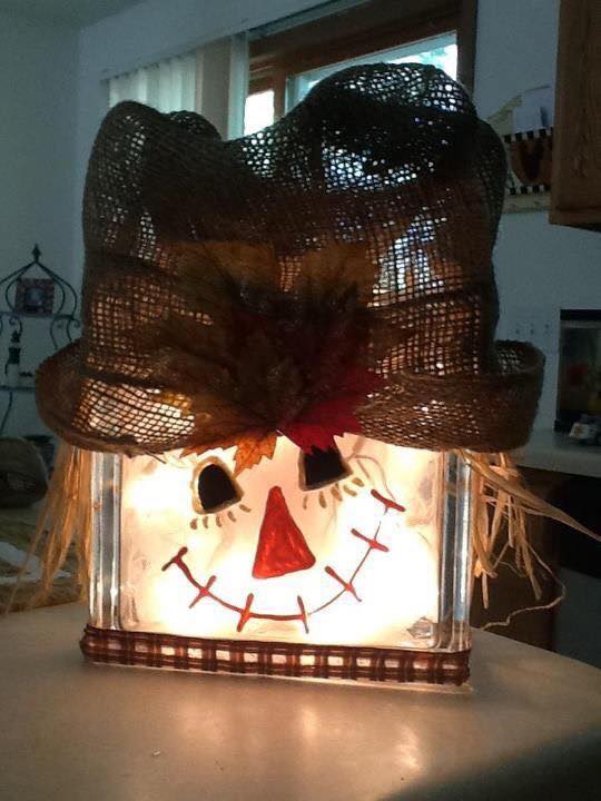 DIY Scarecrow Light Box ...这是最好的自制万圣节装饰和手工艺创意！