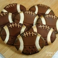 当然，足球饼干非常适合足球赛季和超级碗。但是它们也适合全年以足球为主题的生日聚会！
