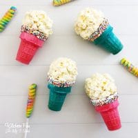 爆米花球冰淇淋锥是您下一个以儿童为中心聚会的超级有趣的小吃。GydF4y2Ba