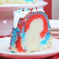 在7月4日的客人中亮着烟花蛋糕，里面有一个甜美的红色，白色和蓝色中心，都可以庆祝庆祝活动。