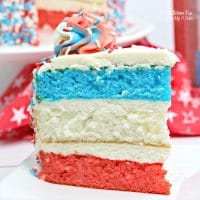 在7月4日，爱国分层蛋糕是一种有趣而节日的甜点！如果您在这个独立日需要红色，白色和蓝色甜点，就是这样。