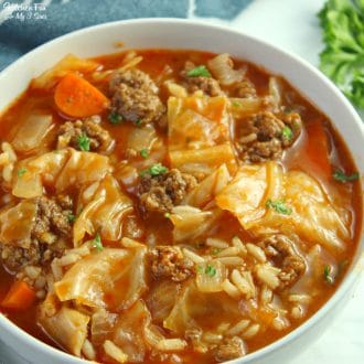 白菜卷汤配牛肉和切碎的蔬菜是一种美味的晚餐食谱，可以在寒冷又酥脆的秋季温暖您的腹部。GydF4y2Ba