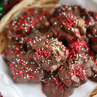 Crockpot Candy是圣诞节期间最简单的假期之一。它是各种巧克力以及花生和杏仁的结合，上面撒上五颜六色。狗万官网