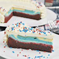 爱国芝士蛋糕食谱是阵亡将士纪念日和7月4日的美味甜点。这是用红色天鹅绒蛋糕，芝士蛋糕和自制糖霜分层的。