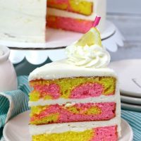 粉红色的柠檬水蛋糕