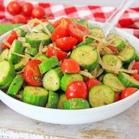 黄瓜番茄沙拉是一种简单的夏季配菜，里面装有风味和健康的蔬菜。它的顶部是简单的自制意大利调味料。