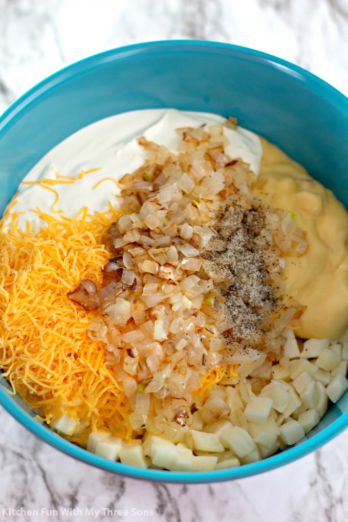 将洋葱，奶酪，酸奶油，土豆，黄油，盐，胡椒粉和鸡肉汤混合在一起