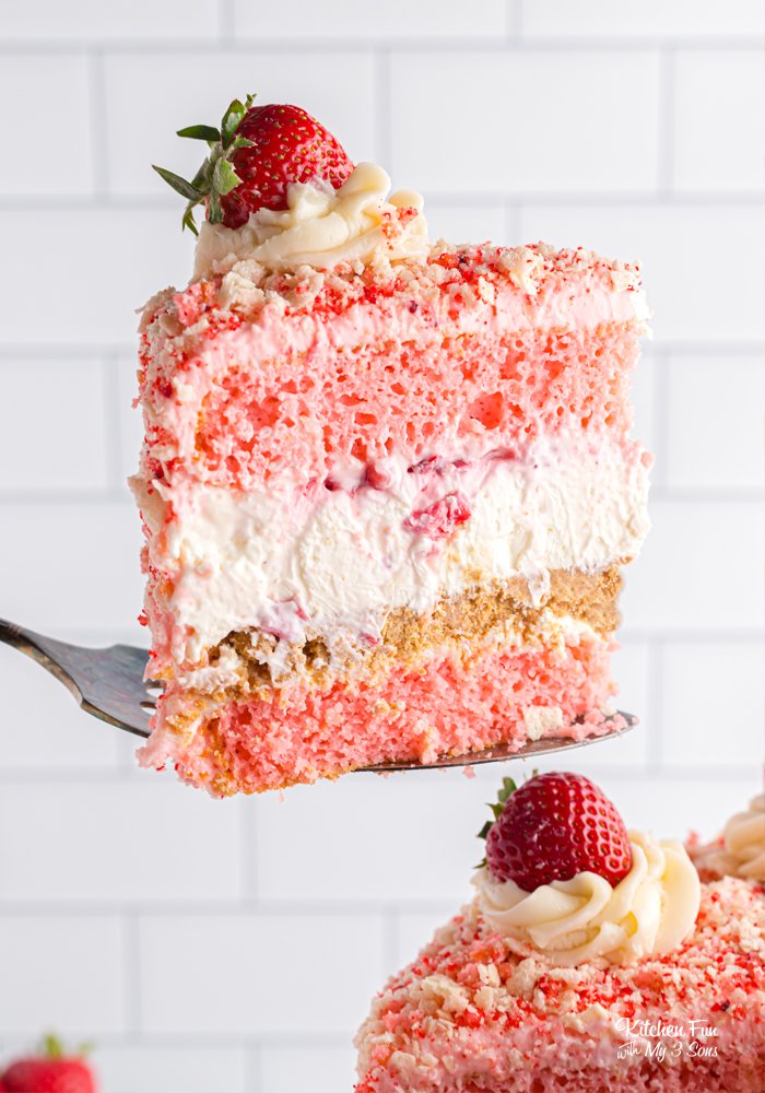 老实说，草莓酥饼芝士蛋糕是有史以来最好的甜点。有一层新鲜的草莓蛋糕，白巧克力芝士蛋糕和新鲜的草莓和晶圆饼干碎在自制的香草糖霜上。狗万官网 
