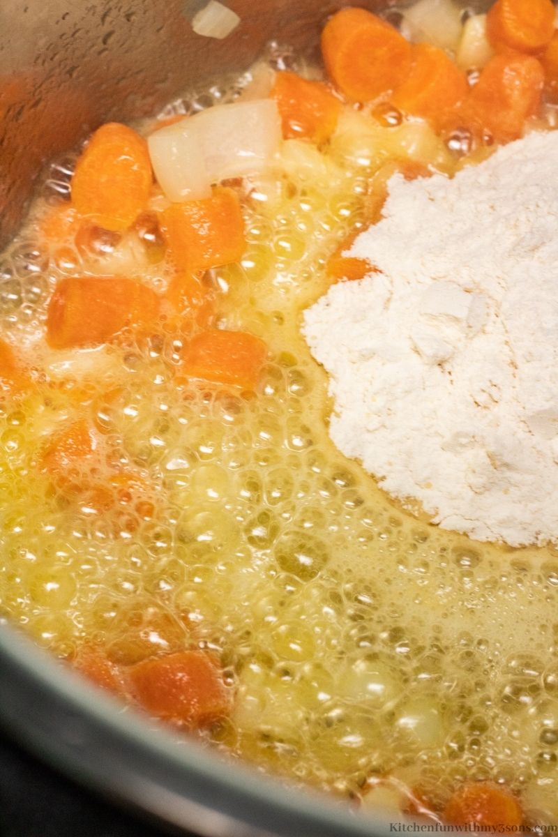 面粉被添加到蔬菜和汤中。