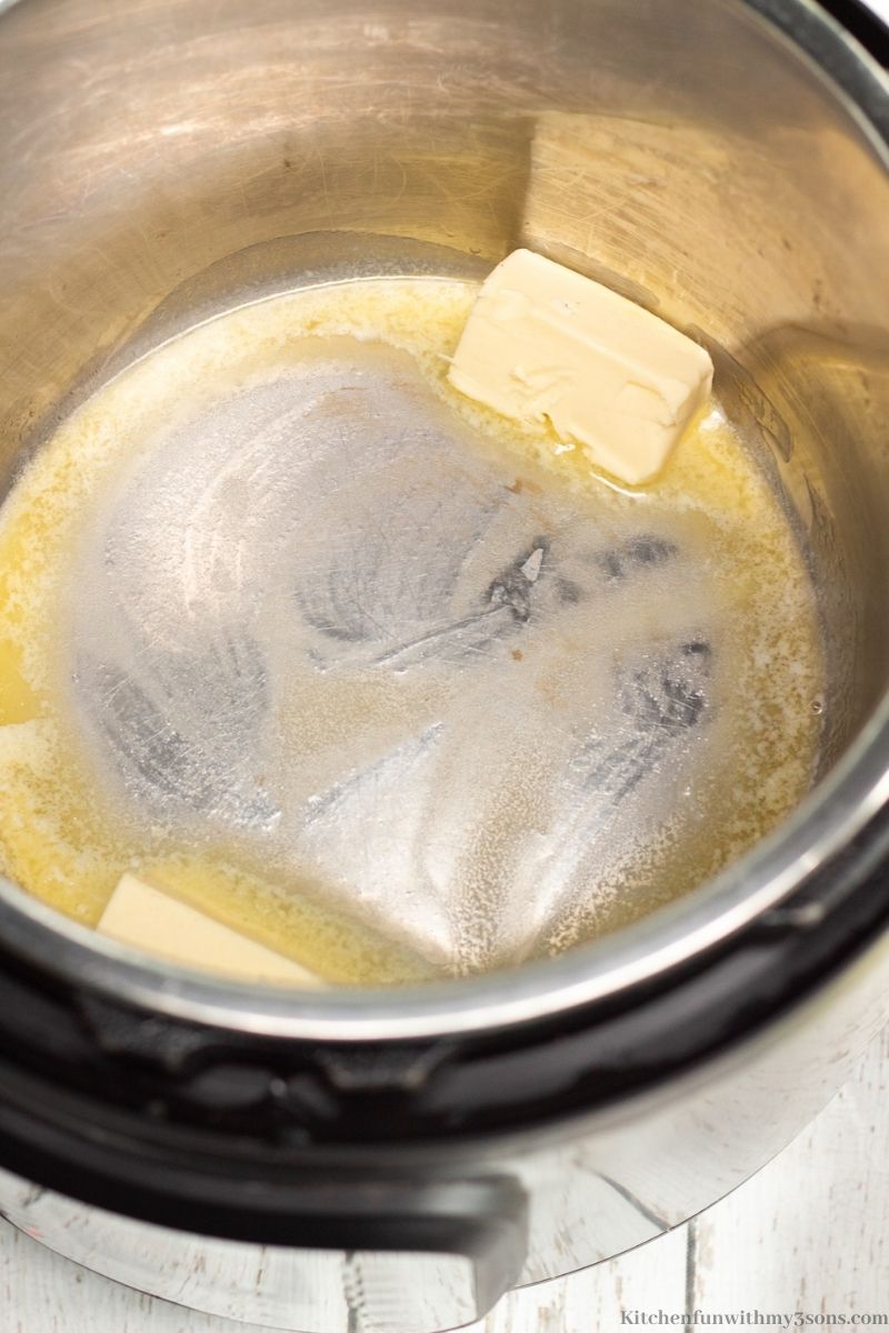 黄油在速溶锅中融化。
