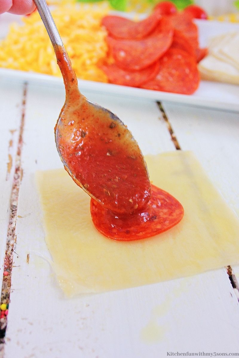 将酱汁添加到馄饨中的意大利辣香肠。
