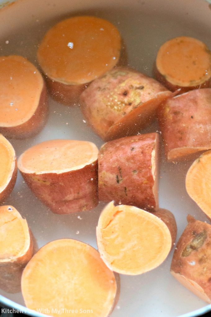 将红薯煮在一锅水中