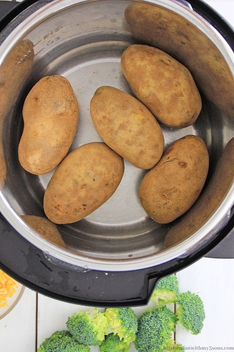 土豆放在速溶锅中。