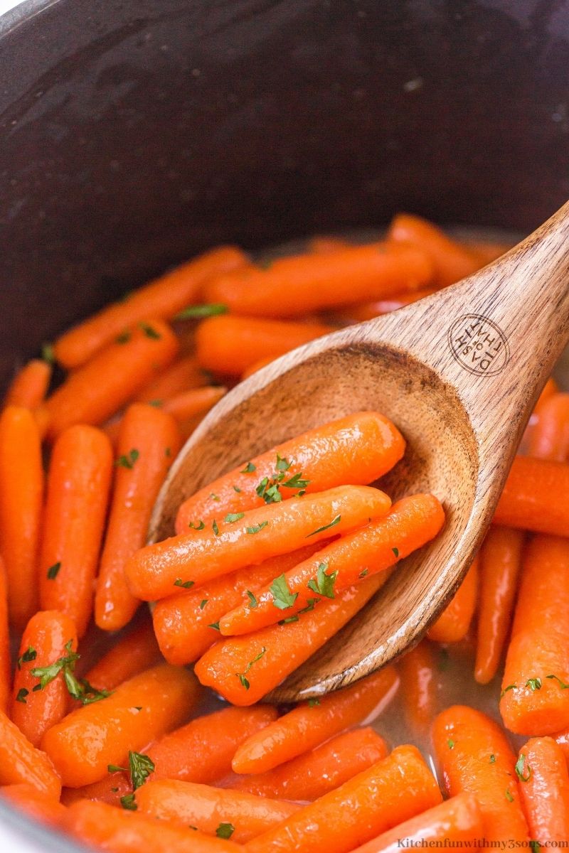 举一些红萝卜的木匙子。