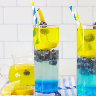 蓝莓伏特加柠檬水具有甜美的香草蓝莓底座和酸又气泡的柠檬水层。这是一种美味的鸡尾酒食谱。GydF4y2Ba