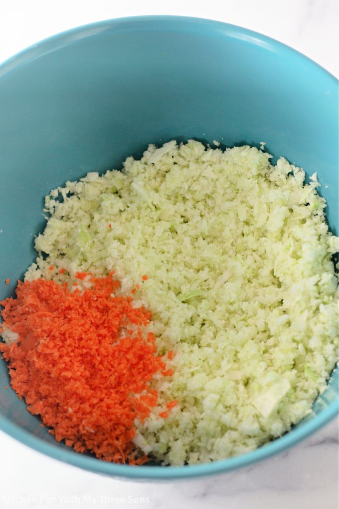 切碎的红萝卜和圆白菜在一个蓝色碗。
