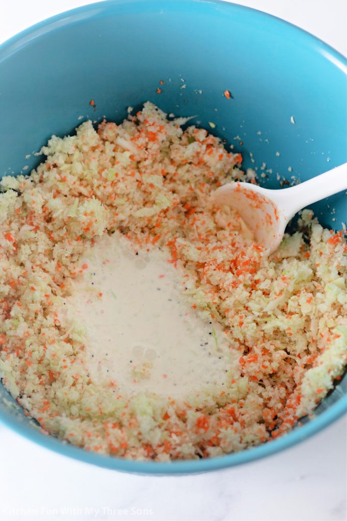 将敷料搅拌成切碎的卷心菜和胡萝卜。