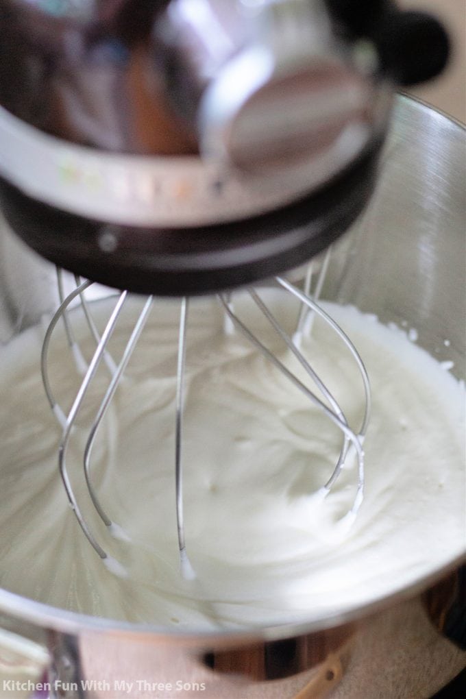 在KitchenAID搅拌机中打奶油。