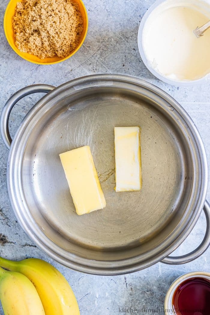 将黄油加入锅中。