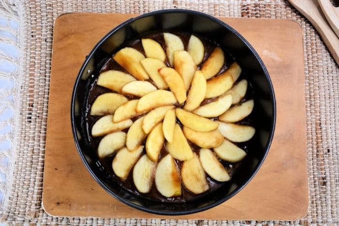 在锅中安排苹果。