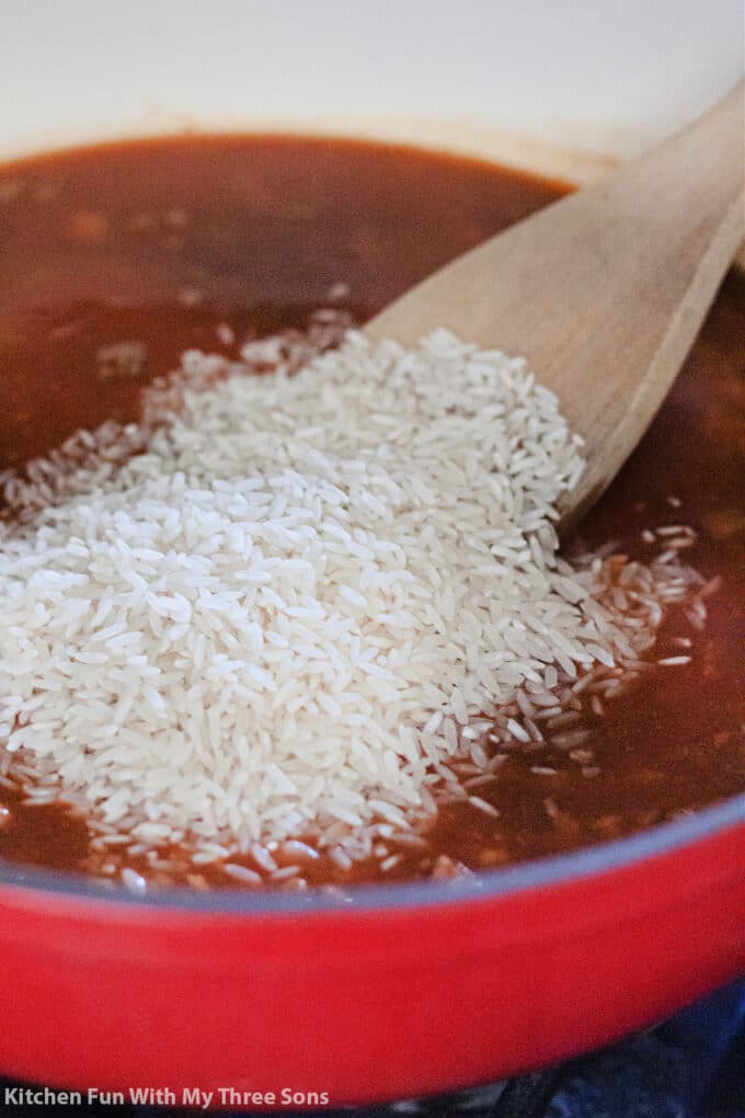 将白米饭加入番茄和肉汤混合物中。