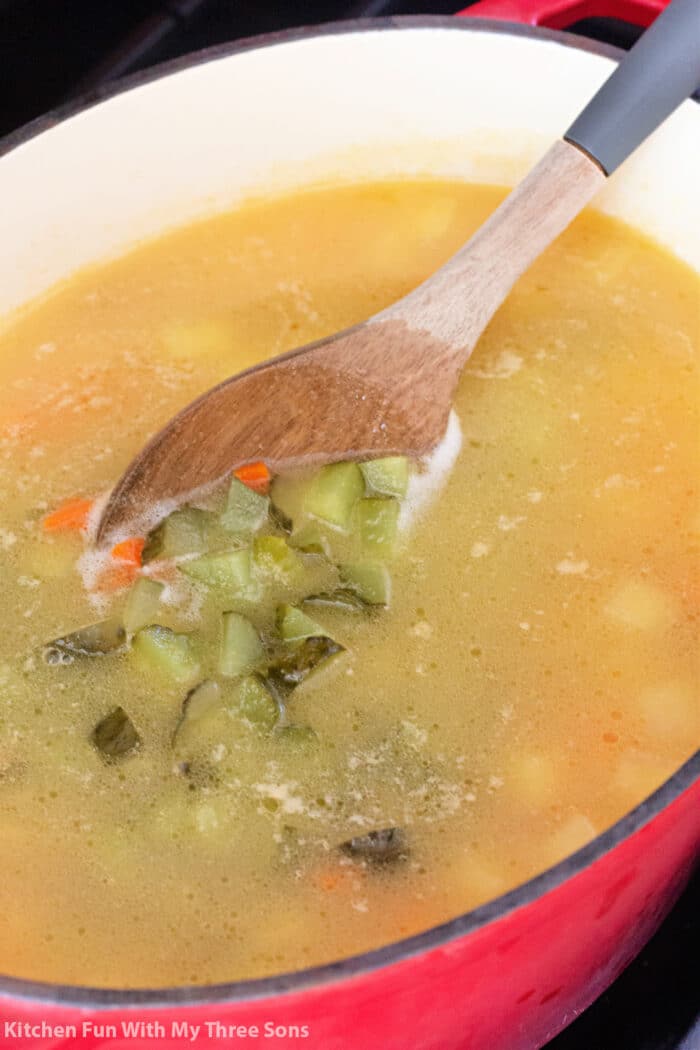 在汤中添加切丁的莳萝泡菜。