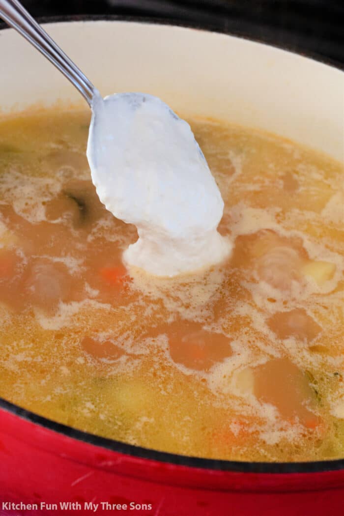 将酸奶油酱加入汤中作为增稠剂。