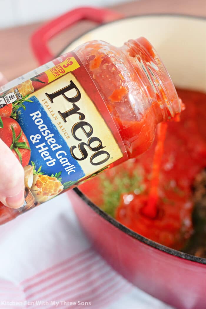 将Prego Pasta酱倒入烤宽面条汤中。GydF4y2Ba