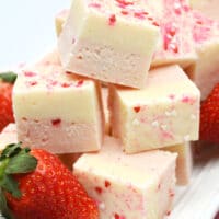 草莓白软糖彼此堆叠在一起。