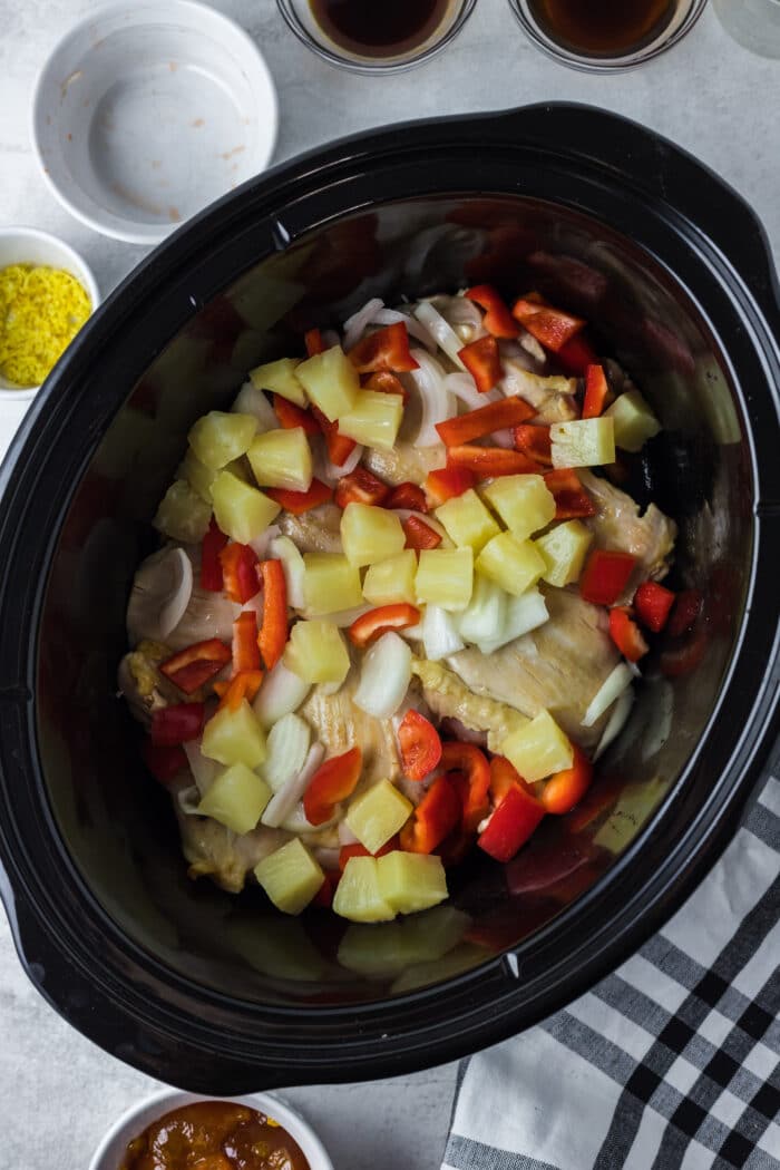慢炖锅中的蔬菜和鸡肉。