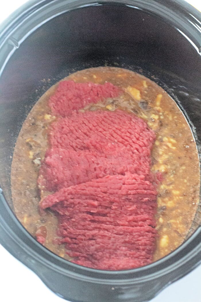 将立方体牛排添加到慢炖锅中。