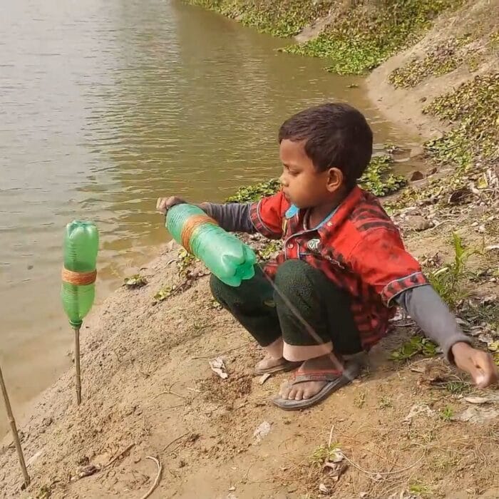 小男孩钓鱼。