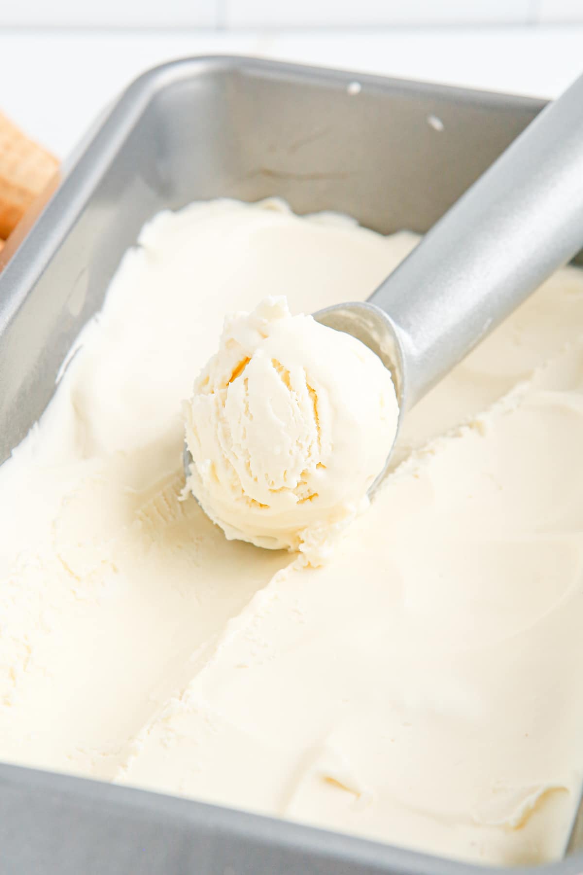 冰淇淋sc勺从面包盘中铲香草冰淇淋GydF4y2Ba