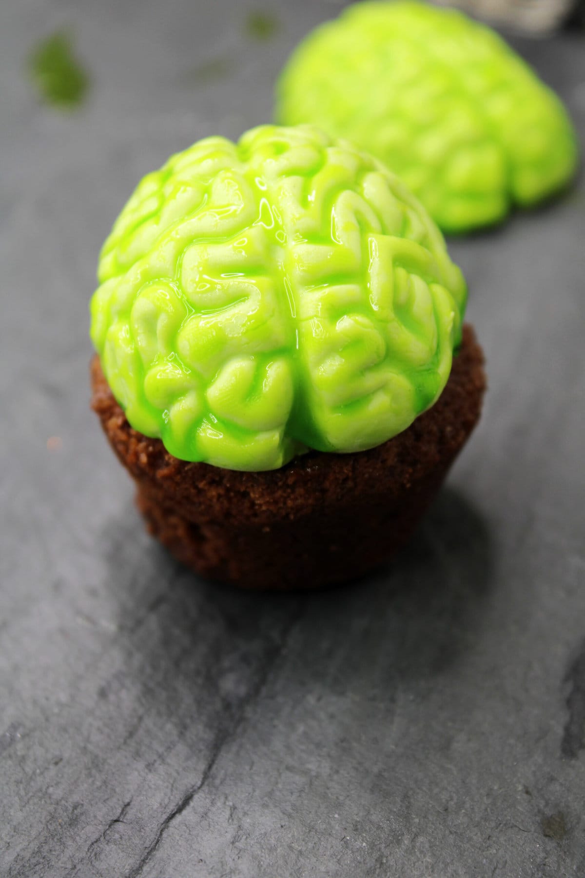 将软糖大脑添加到每种食物的顶部。