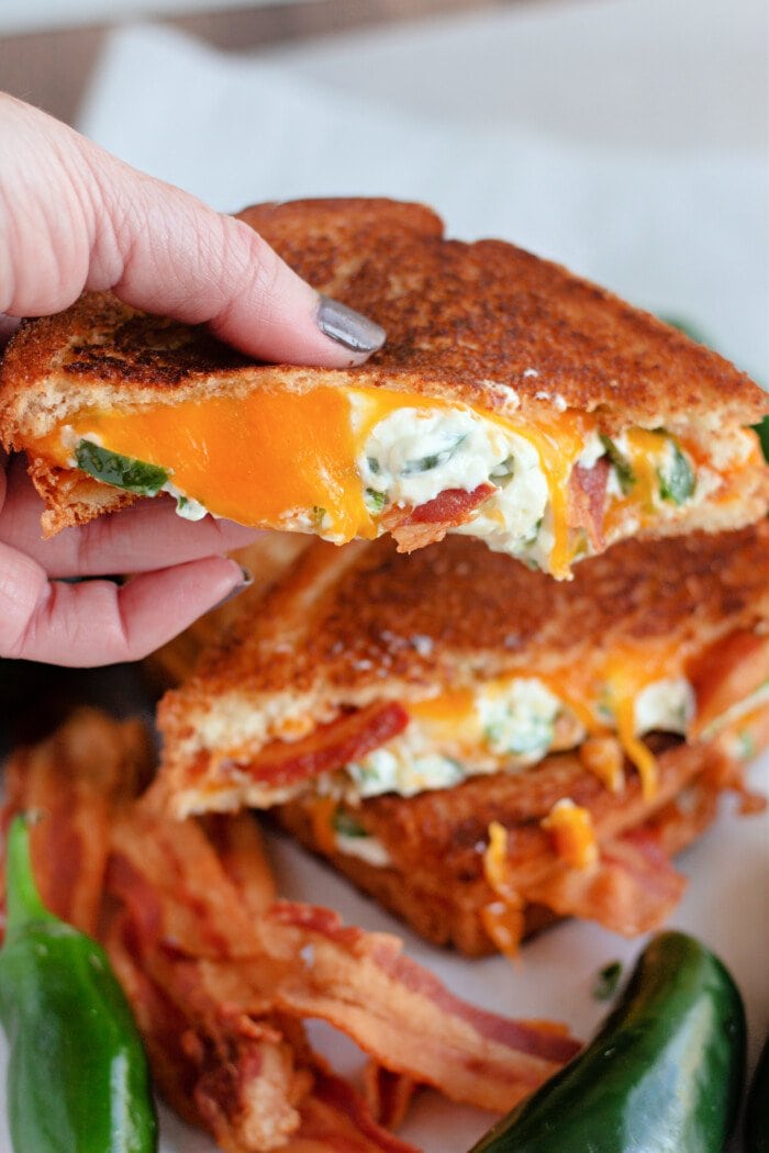 举起一块烤奶酪三明治。