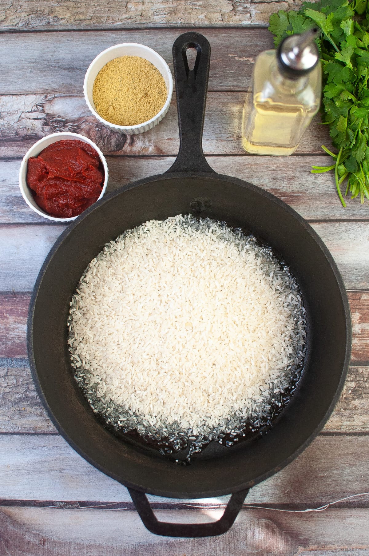 将米饭加入煎锅中。