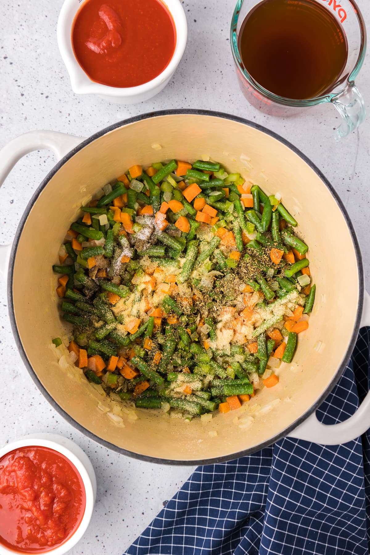 锅底的绿豆，胡萝卜，洋葱，芹菜和调味料GydF4y2Ba