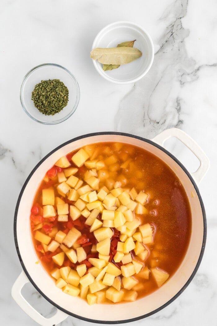 锅里的番茄汤，土豆和蔬菜GydF4y2Ba