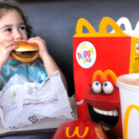 麦当劳的女孩吃汉堡GydF4y2Ba