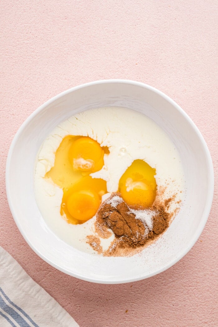 碗里的牛奶，鸡蛋和肉桂GydF4y2Ba