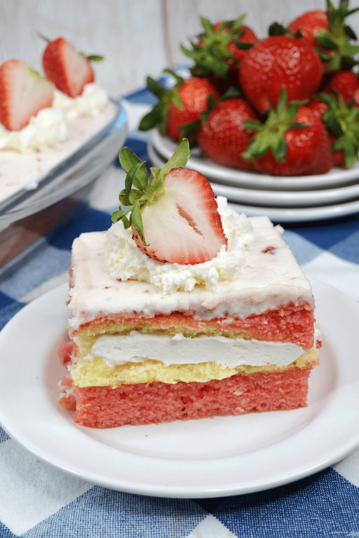 这个令人难以置信的草莓twinkie蛋糕将成为下届夏季派对的热门歌曲。美味的草莓蛋糕，里面有特殊的惊喜，twinkies！GydF4y2Ba