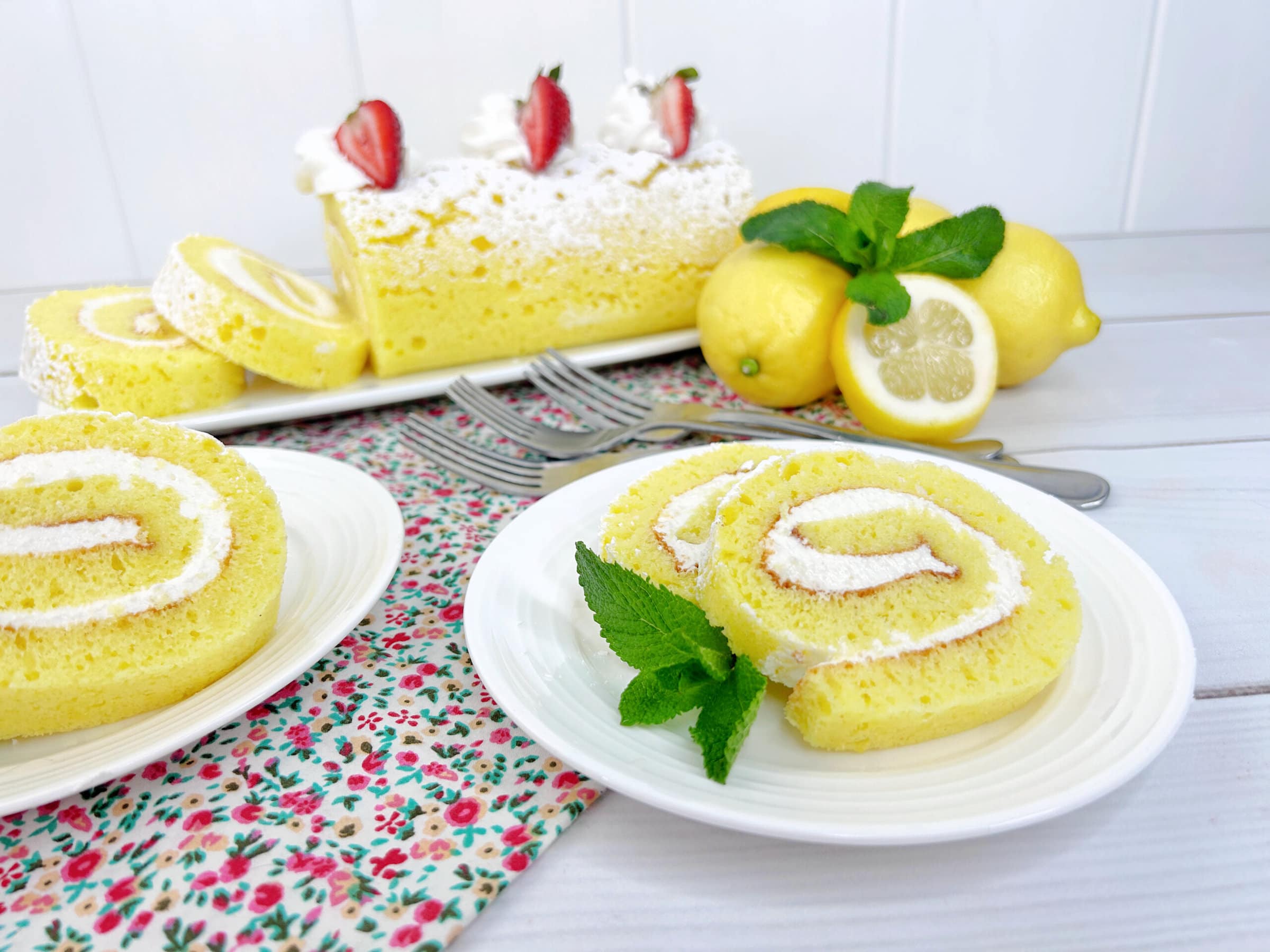 柠檬瑞士蛋糕在白板上GydF4y2Ba