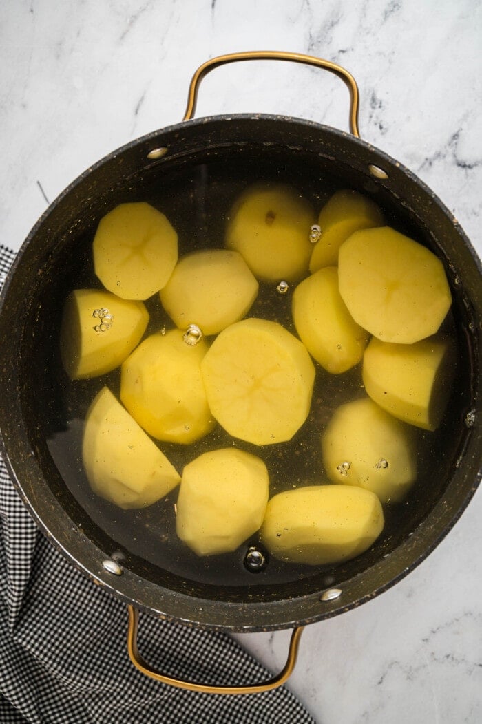 黄色土豆在一锅水中GydF4y2Ba