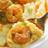 Cajun Shrimp and Grits是一种简单的食谱，带有黄油型自制沙粒，顶部有辣的调味虾。