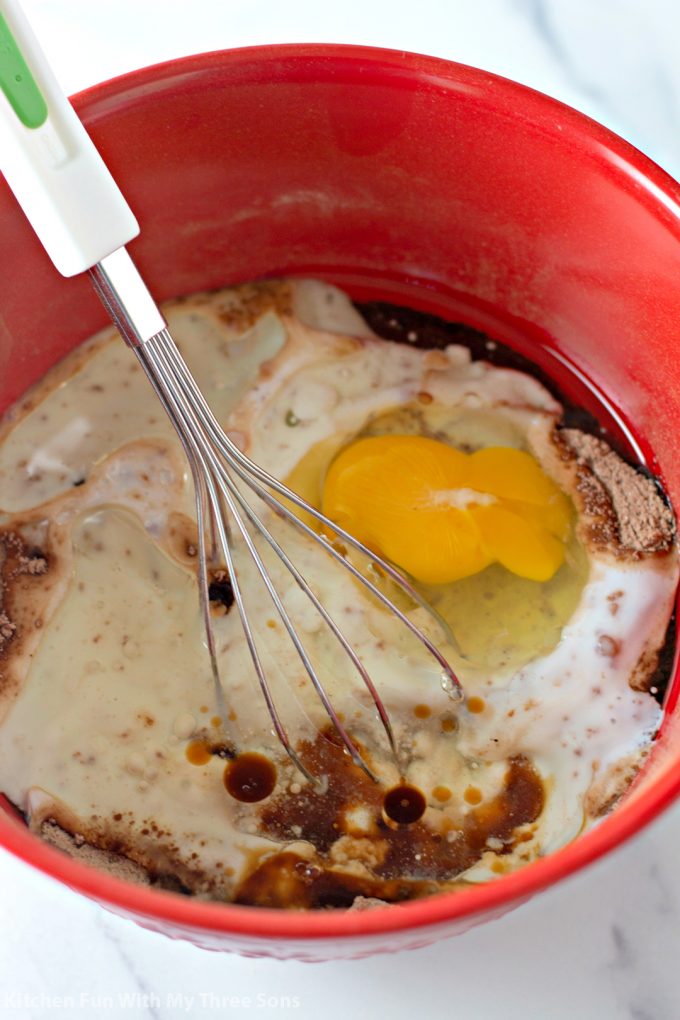 将牛奶，油，香草和鸡蛋加入碗中