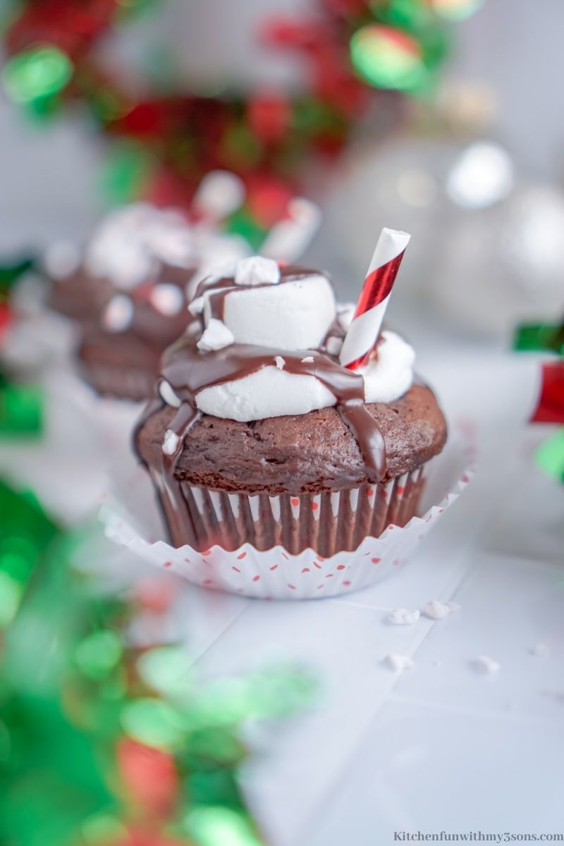 热巧克力狗万官网纸杯蛋糕和圣诞节装饰品。