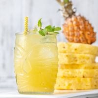 菠萝朗姆酒打孔是最好的新夏季鸡尾酒食谱。只有三种成分和几秒钟即可！
