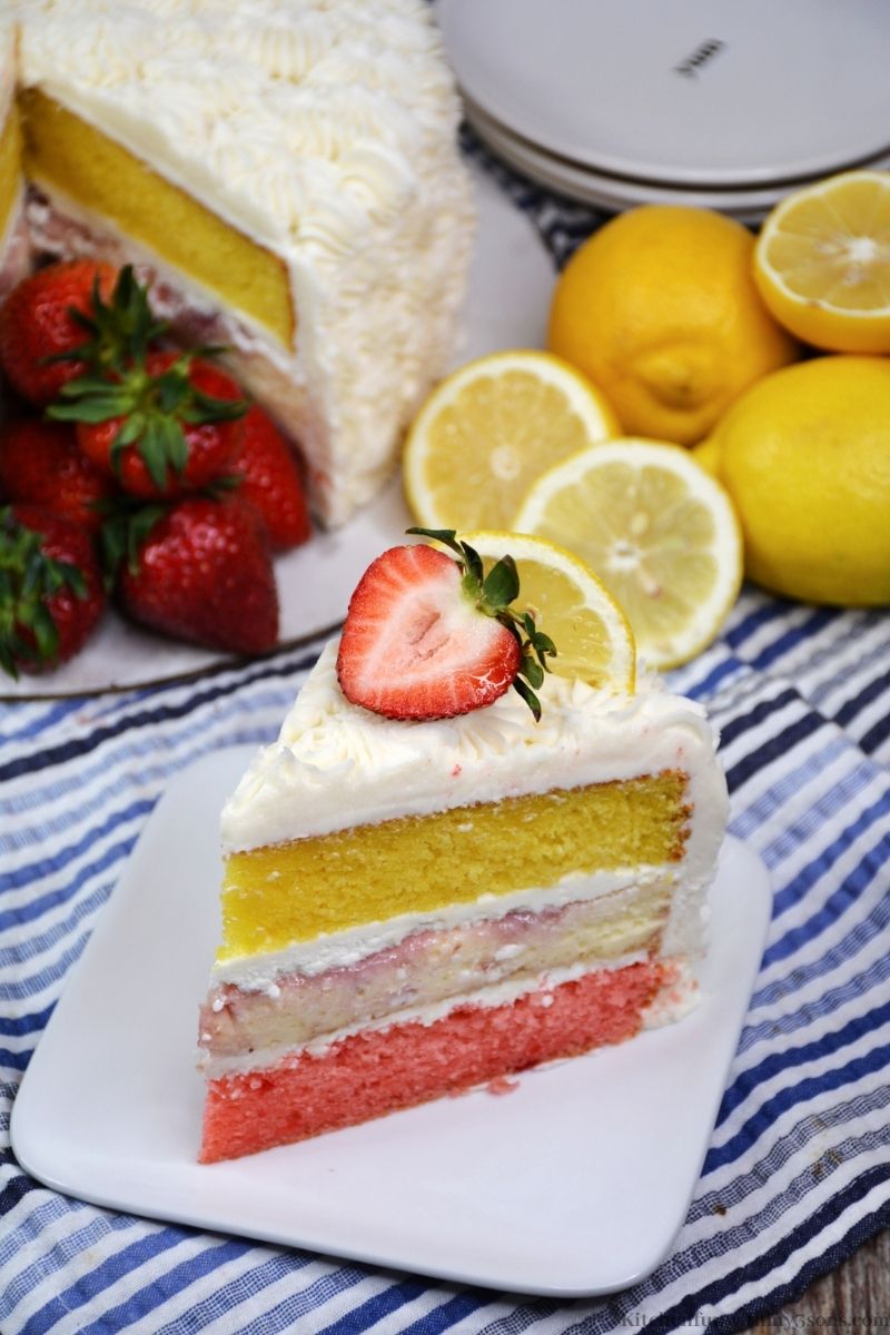 蛋糕上放着柠檬片和草莓。